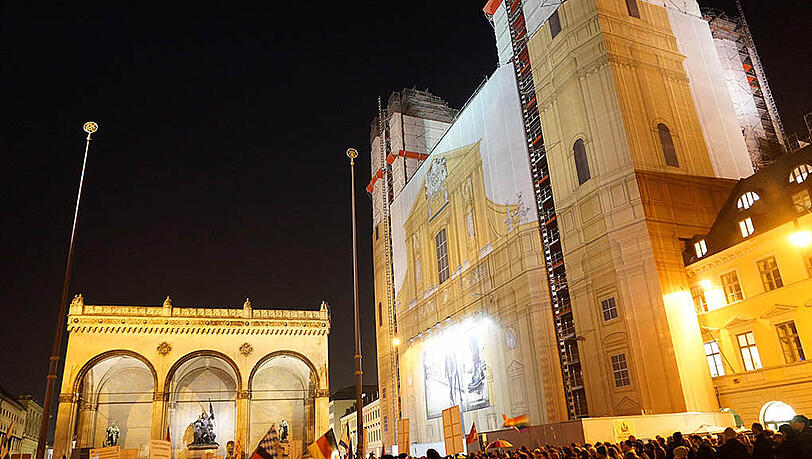 Gespenstisches Bild: Pegida-Anhänger demonstrieren am Montag vor der Feldherrnhalle. Die Stadt war mit einem Verbot gescheitert.