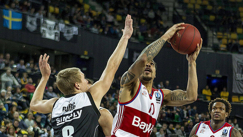 Bayerns Justin Cobbs steigt zum Korb Bayerns Justin Cobbs steigt zum Korb