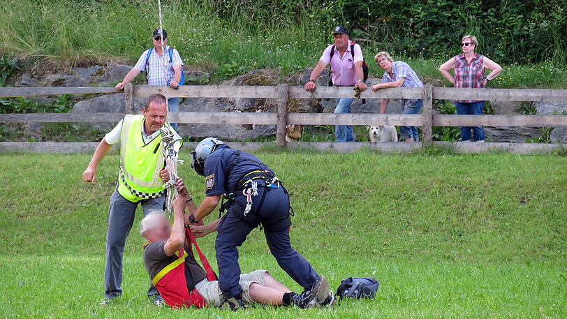 Josef (79) saß hilflos auf dem Klettersteig fest. Die Bilder von der spektakulären Rettung.