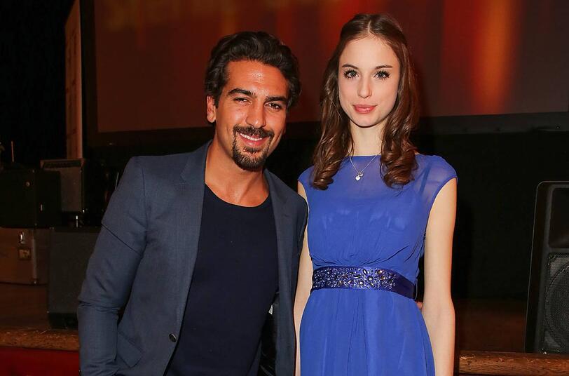 Elyas M'Barek und die Gewinnerin des AZ-Wettbewerbs "Schöne Münchnerin" Marie.