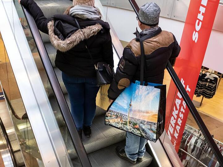Kunden fahren auf der Rolltreppe in einer Karstadt Filiale. Die Konsumlust der Verbraucher hat die Geschäfte des deutschen Einzelhandels das neunte Jahr in Folge angetrieben.