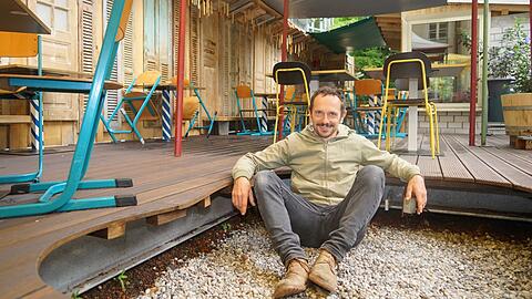 Florian Schönhofer setzt für sein Café Kosmos die 2G-Regel an.