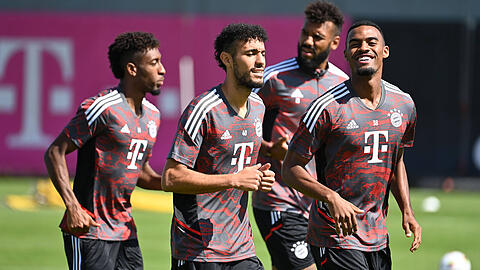 Kingsley Coman (l.) und Noussair Mazraoui (2.v.l) haben sich bei der WM nicht so schwer verletzt, wie zunächst befürchtet.