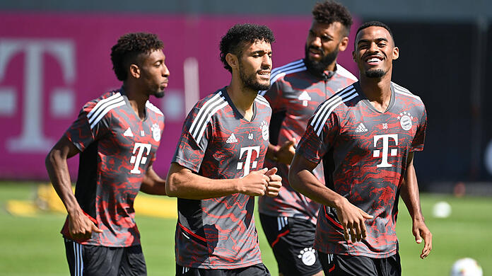Kingsley Coman (l.) und Noussair Mazraoui (2.v.l) haben sich bei der WM nicht so schwer verletzt, wie zunächst befürchtet.