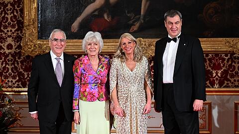 Ministerpräsident Markus Söder (CSU) (r) und seine Frau Karin Baumüller-Söder (2.v.r) zeigen sich mit Theo Waigel (l) und seine Ehefrau Irene Epple (2.v.l) beim Defilee des Neujahrsempfang.