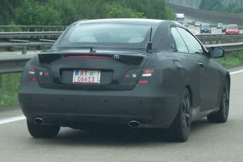 Und eine Cabrio-Variante ist auch schon in Vorbereitung - hier ein getarnter "Erlkönig".