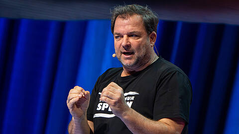 Martin Rütter lässt im Podcast "Tierisch Menschlich" seiner Wut freien Lauf.