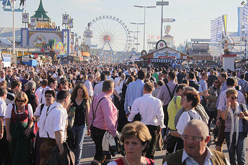 Schöne Frauen, fröhliche Musik und natürlich ganz viel Bier: Die Wiesn ist schon eine gewaltige Gaudi.