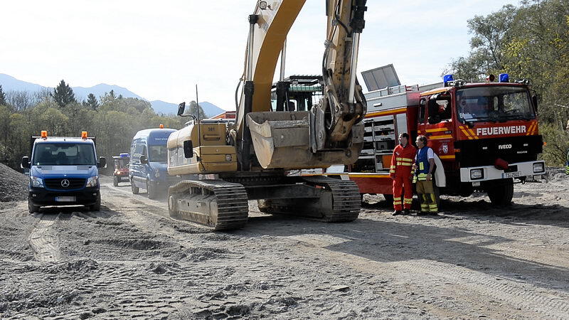 An einer Kies-Entnahmestelle am Fluss Tiroler Achen ereignete sich der schwere Unfall.