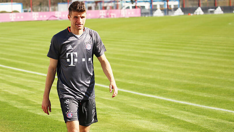 Auch Thomas Müller kehrte wieder ins Bayern-Training zurück - mit dem Schalk im Nacken.
