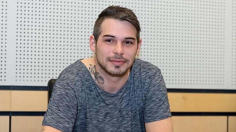 Ziemlich krass! DSDS-Sänger Manuel Hoffmann (27) wurde wegen versuchten Mordes zu neun Jahren Gefängnis verurteilt. Er soll 2017 mit einem Pokal auf seinen Mitbewohner eingeschlagen und ihn schwer am Kopf verletzt haben. Während das Opfer die Beziehung als freundschaftlich beschreibt, behauptet der Sänger, dass sexuelles Interesse an ihm bestanden habe.