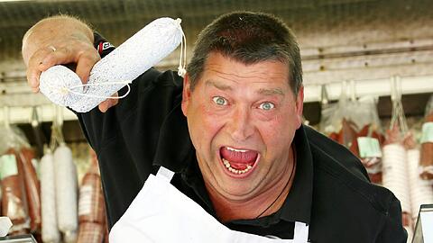 Zum Pfingstfischmarkt gehört auch ein Marktschreier-Wettbewerb: Wurst-Achim legt schon mal los.