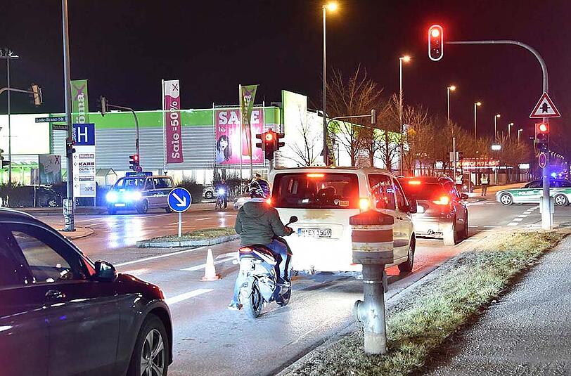 Die Feuerwehr sperrte den Bereich weiträumig ab.