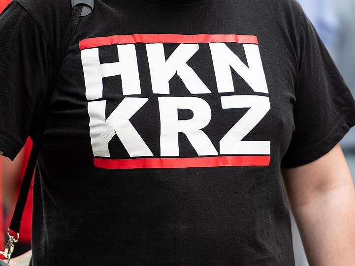 Der Teilnehmer eines Marsches der rechtsextremen Partei "Die Rechte" trägt ein T-Shirt mit der Aufschrift "HKNKRZ".