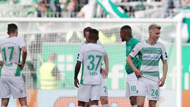 Die Fürther Hrgota (l-r), Mohr, Green, Keita-Ruel und Sauer stehen nach dem Abpfiff auf dem Platz. Foto: Daniel Karmann Die Fürther Hrgota (l-r), Mohr, Green, Keita-Ruel und Sauer stehen nach dem Abpfiff auf dem Platz. Foto: Daniel Karmann