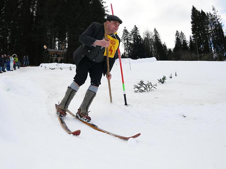 Ein Teilnehmer des "Nostalski"-Rennens fährt mit Holzski ohne Kanten. Foto: Angelika Warmuth/dpa