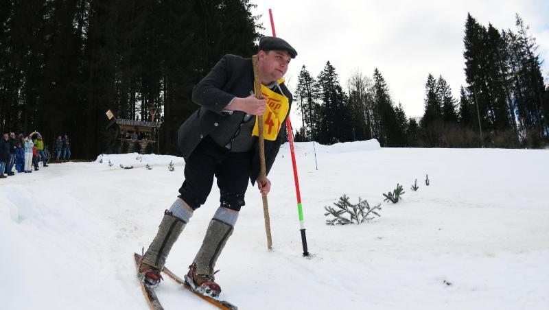 Ein Teilnehmer des "Nostalski"-Rennens fährt mit Holzski ohne Kanten. Foto: Angelika Warmuth/dpa Ein Teilnehmer des "Nostalski"-Rennens fährt mit Holzski ohne Kanten. Foto: Angelika Warmuth/dpa