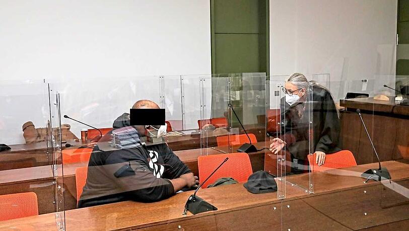Der Angeklagte mit Anwältin.