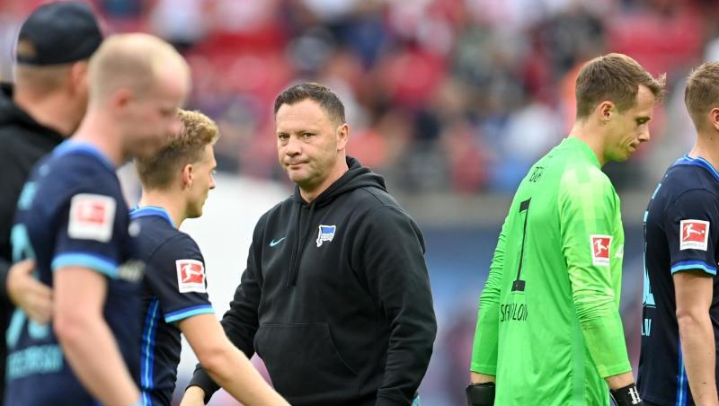 Denkt trotz der zwei hohen Niederlagen von Hertha BSC nicht an Rücktritt: Trainer Pal Dardai (M).