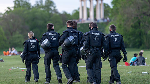Das Bild zeigt eine Szene aus dem Jahr 2023 im Englischen Garten. Künftig soll die Polizei hier auch ein Auge auf Cannabis-Verstöße haben.
