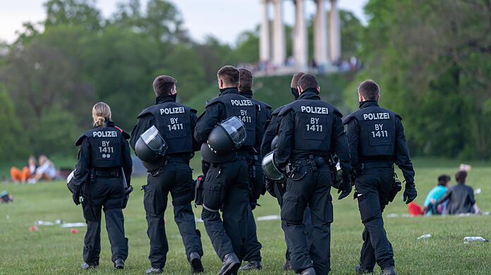 Das Bild zeigt eine Szene aus dem Jahr 2023 im Englischen Garten. Künftig soll die Polizei hier auch ein Auge auf Cannabis-Verstöße haben.