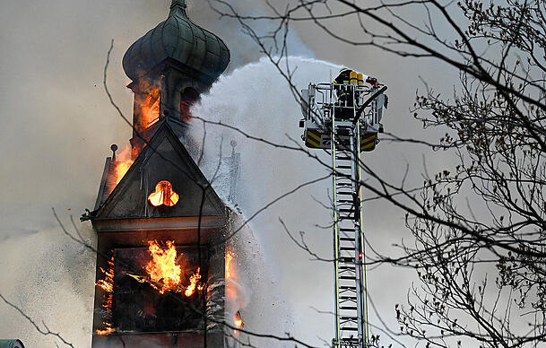 Die Nachlöscharbeiten der Feuerwehr zogen sich bis spät in die Nacht hinein.