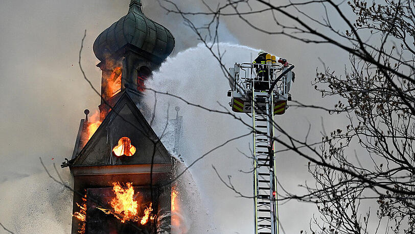 Die Nachlöscharbeiten der Feuerwehr zogen sich bis spät in die Nacht hinein.
