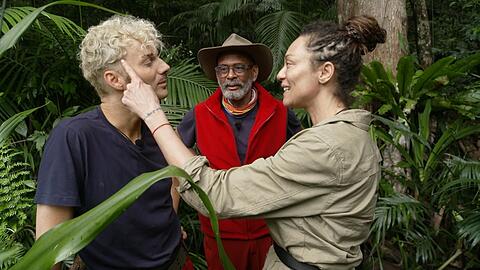 Die Dschungelcamper müssen sich warm anziehen. Kandidatin Lilly Becker (re. ) wird ungemütlich.