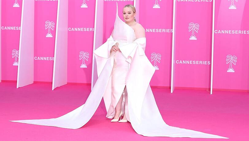 "Bridgerton"-Star Nicola Coughlan beim Canneseries-Festival in einem spektakulären Kleid.