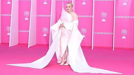 "Bridgerton"-Star Nicola Coughlan beim Canneseries-Festival in einem spektakulären Kleid.