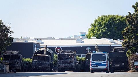 Sechs Bundeswehr-Fahrzeuge sind am Samstagabend in Erfurt in Brand geraten. Die Kriminalpolizei ermittelt wegen Brandstiftung.