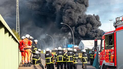 Die Rauchwolke war weithin zu sehen mehr als 20 Stunden nach Ausbruch des Feuers waren die Brandgase in der Stadt zu riechen.