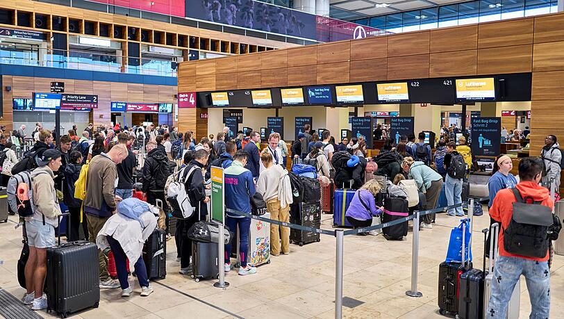 Der Berliner Flughafen wartet weiter auf die Wiederherstellung der Computertechnik zur Passagierabfertigung.