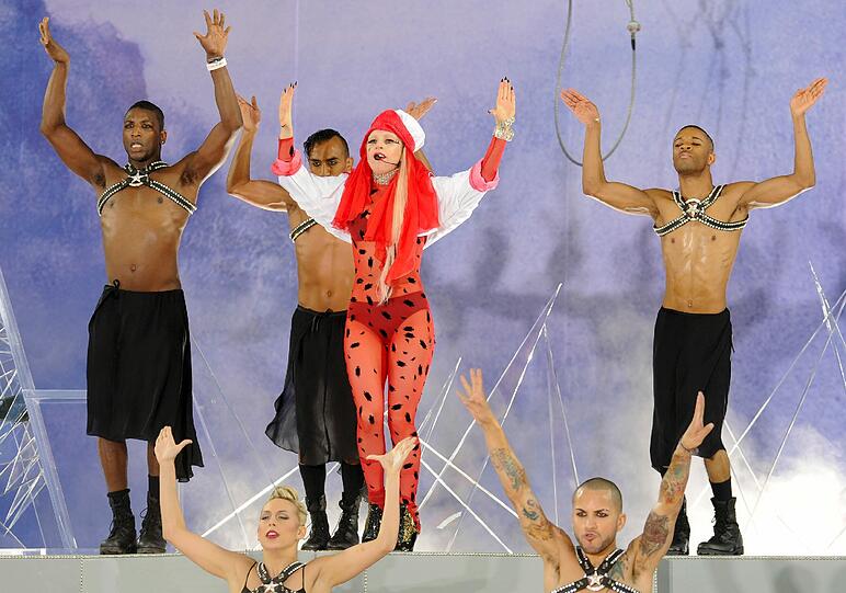 Lady Gaga im lasziven roten Kostüm.