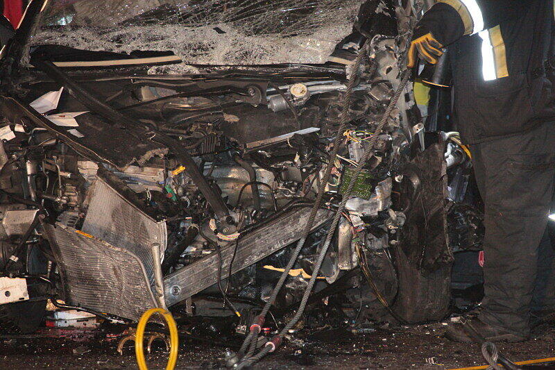 Bei dem Frontalzusammenstoß auf der B12 bei Haag in der Nacht zum Dienstag erlitten die beiden Fahrer schwere Verletzungen. Die Ursache des Unfalls ist bisher ungeklärt.