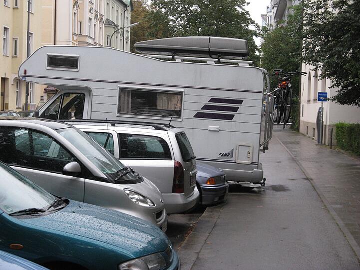 Gefahr: Der auf den Radweg ragende Radlträger in der Balanstraße.