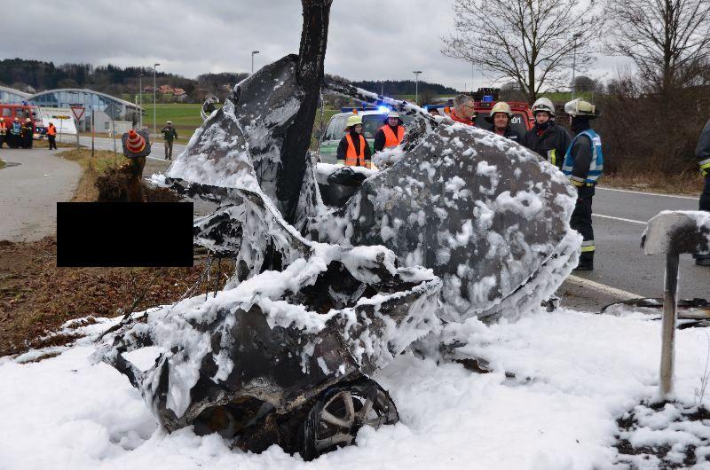 Horror-Unfall am Tag von Heiligabend: Ein Auto ist auf der B12 gegen einen Baum geschleudert. Der Insasse verbrannte im Wrack.