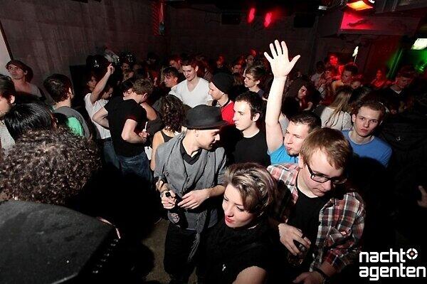 Feuchte Küsse zu den harten Beats gab es auf der "Vakant Label Night" im Harry Klein. Mehr Bilder unter: www.nachtagenten.de
