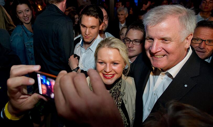 Viel Gedränge, aber eigentlich nur um seehofer selbst. Am Eingang und im P1 war nicht so viel los. Terrasse und einige Räume in der Nobeldisco wurden gar nicht gebraucht. Die Bilder vom CSU-Event im P1.