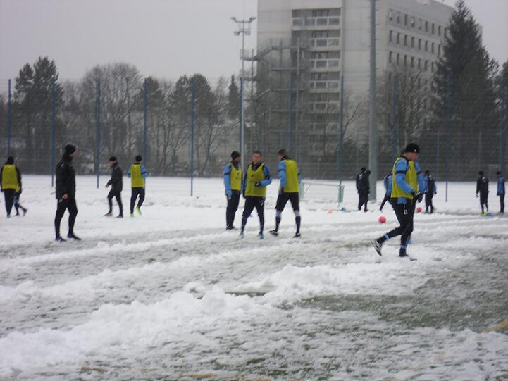 Hart , härter, Alexander Schmidt. Der Trainer des TSV 1860 schickte seine Jungs am Montagvormittag trotz klirrender Kälte, Schneeregen und schneebedeckten Trainingsplätzen raus zum Anschwitzen. Am Abend spielen die Löwen gegen den 1. FC Kaiserslautern. Die Bilder vom Matsch-Training
