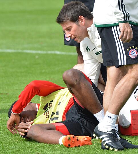 Mit schmerzverzerrtem Gesicht liegt der Österreicher am Boden: David Alaba hat sich im Trainingslager des FC Bayern am Knie verletzt. Die Bilder.