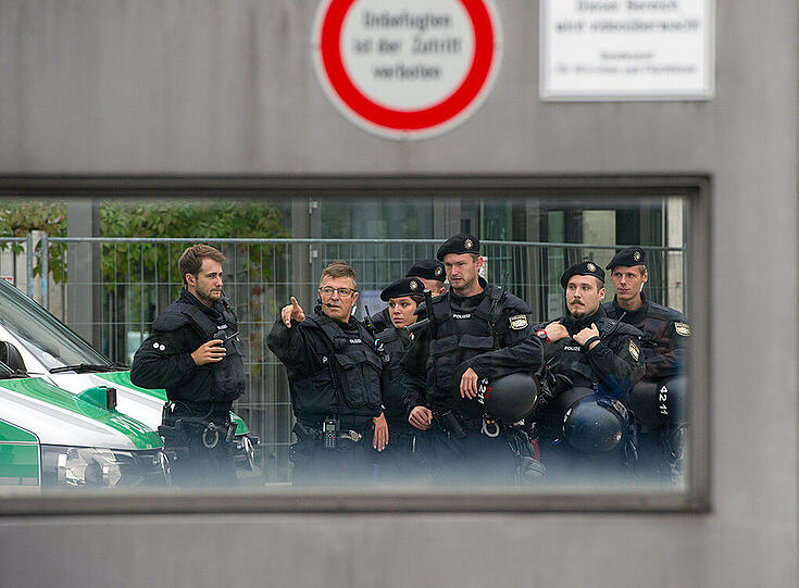 Polizisten bereiten sich am 17.08.2015 in Nürnberg (Bayern) im Bundesamt für Migration und Flüchtlinge (BAMF) auf eine Kundgebung von Flüchtlingen vor dem Bundesamt vor.
