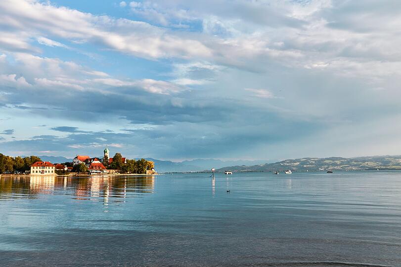 Schreib doch einfach: Die Halbinsel der Gemeinde Wasserburg am Bodensee.