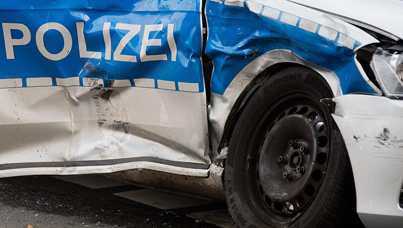 Ein Polizeibeamter (28) kollidiert auf Einsatzfahrt mit einem Pkw (Archivbild). Ein Polizeibeamter (28) kollidiert auf Einsatzfahrt mit einem Pkw (Archivbild).