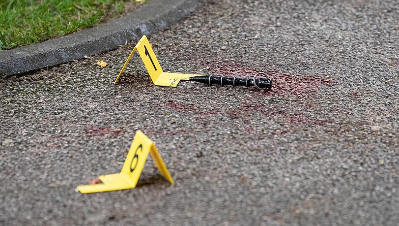 Eine Blutlache und Markierungen der Polizei an der Stelle, an der am Nachmittag ein Fahrzeug in eine Gruppe von Menschen gefahren ist. Eine Blutlache und Markierungen der Polizei an der Stelle, an der am Nachmittag ein Fahrzeug in eine Gruppe von Menschen gefahren ist.