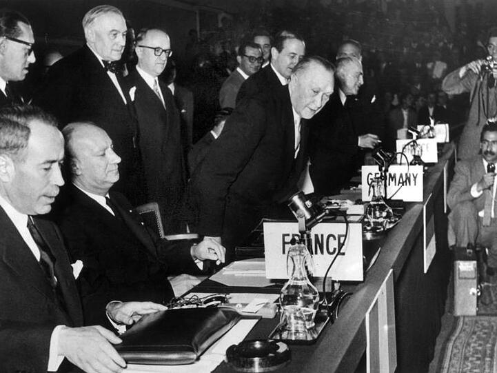 Die frühen Jahre: Bundeskanzler Konrad Adenauer (M.) nimmt im Mai 1955 seinen Platz im Atlantikrat ein.