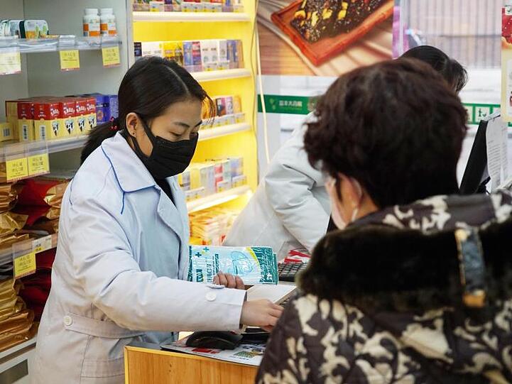 Eine Apothekerin verkauft in Wuhan Atemschutzmasken. Die chinesische Stadt gilt als Ausgangspunkt der neuartigen Lungenkrankheit.