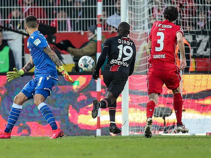 Moussa Diaby (M) brachte Bayer Leverkusen mit seinem Tor zum 2:1 auf Kurs Auswärtssieg bei Union Berlin.