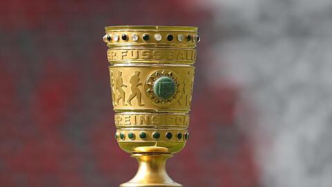 Die Pokaltrophäe winkt dem Gewinner des DFB-Pokalwettbewerbs.