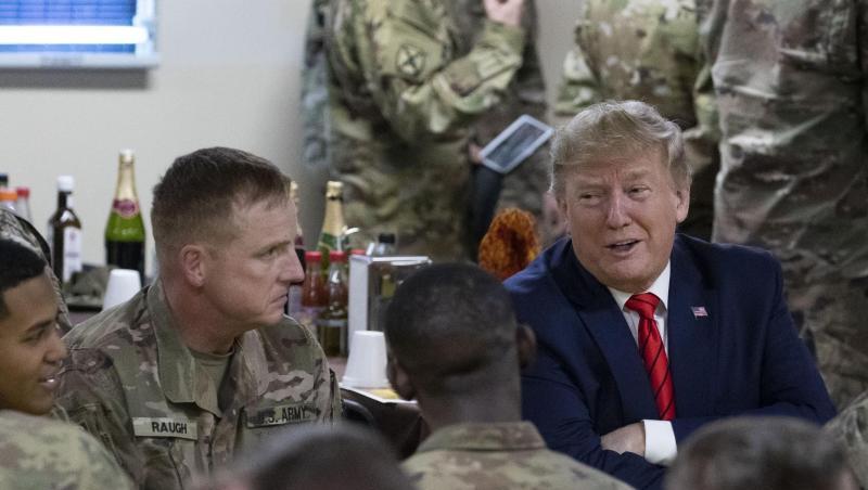 Donald Trump besucht 2019 amerikanische Truppen auf der Bagram Air Base nördlich von Kabul.